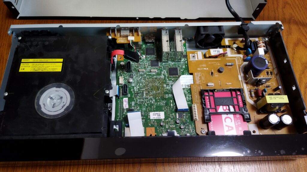 東芝ブルーレイ DBR-T350 本体 HDD を外した状態 その1