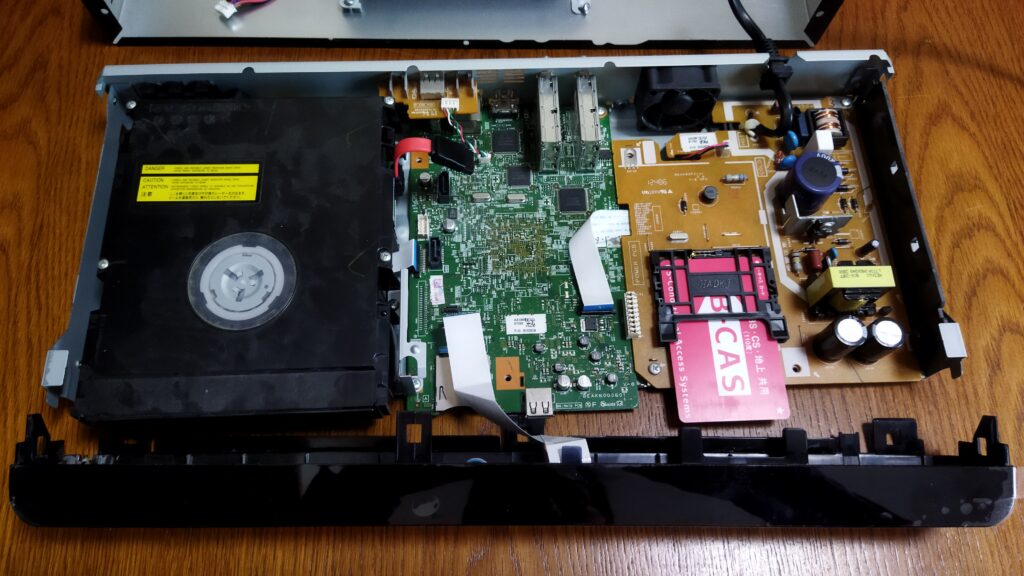 東芝ブルーレイ DBR-T350 本体 HDD を外した状態 その2 前面カバーを外したところ