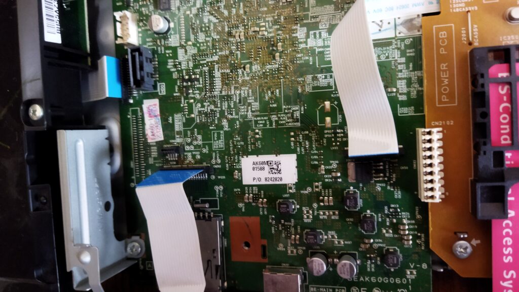 東芝ブルーレイ DBR-T350 本体 HDD を外した状態 その3 前面カバーとの FPC ケーブルに注目