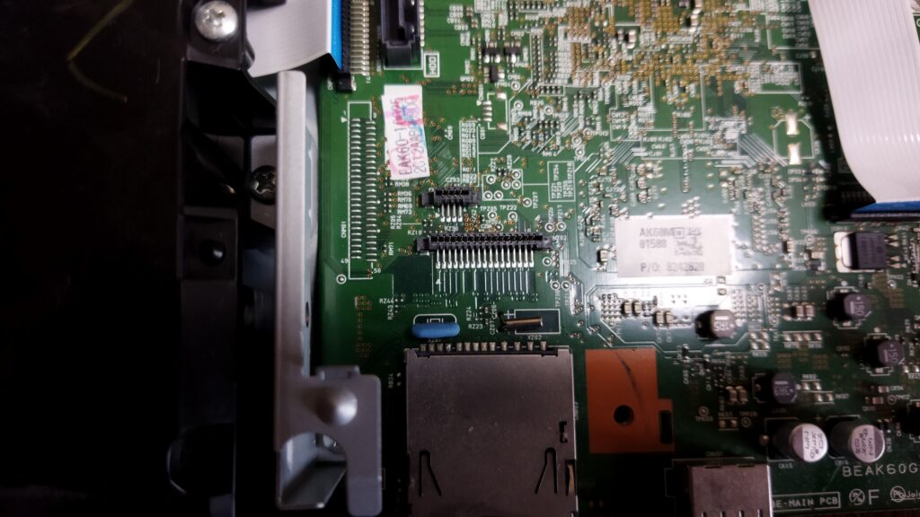 東芝ブルーレイ DBR-T350 本体 HDD を外した状態 その4 前面カバーとの FPC ケーブルを外した