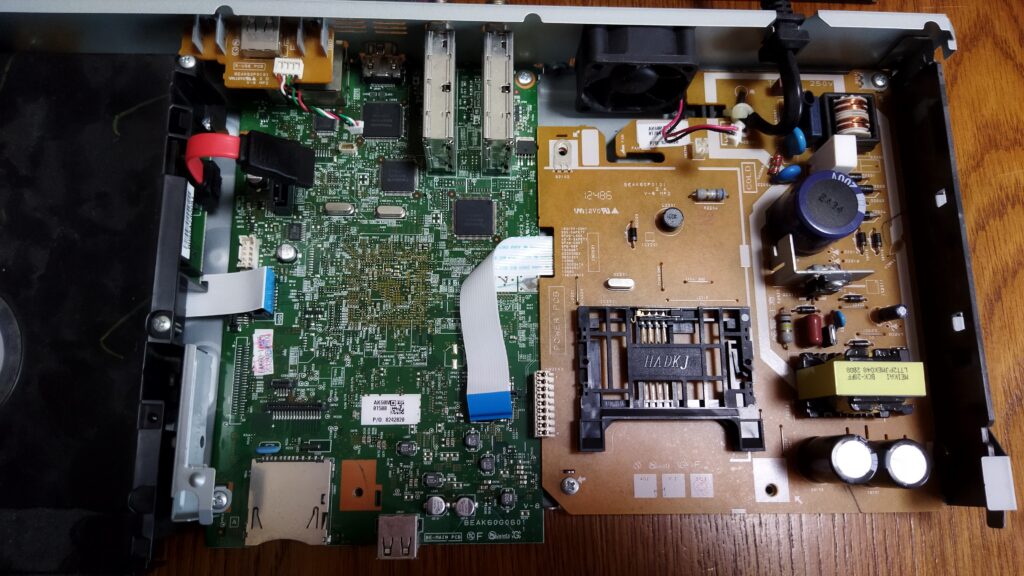 東芝ブルーレイ DBR-T350 左側のブルーレイディスクドライブを外す その1