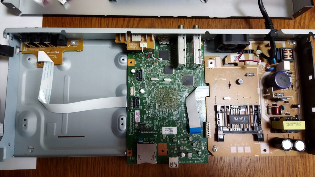 東芝ブルーレイ DBR-T350 左側のブルーレイディスクドライブを外す その2