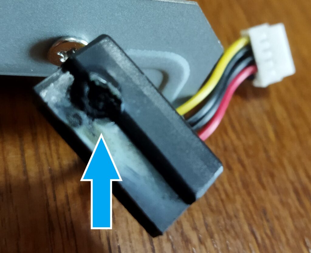 東芝ブルーレイ DBR-T350 HDD SATA ケーブルの黄色線 12V の部分の黒いコネクタが熔けたか爆発したか?