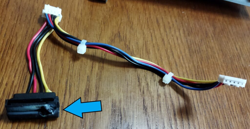 東芝ブルーレイ DBR-T350 HDD SATA ケーブルの黄色線 12V の部分の黒いコネクタが熔けたか爆発したか? その2