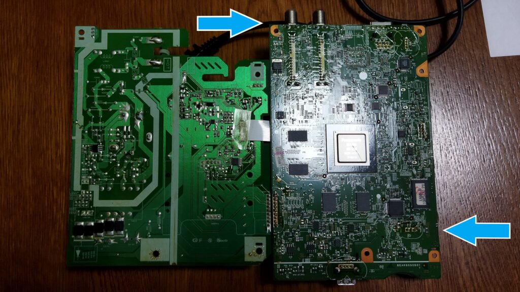 東芝ブルーレイ DBR-T350 基盤の裏側 アンテナ入力ボックスが上。 右下の矢印にある小さな部品に注目。
