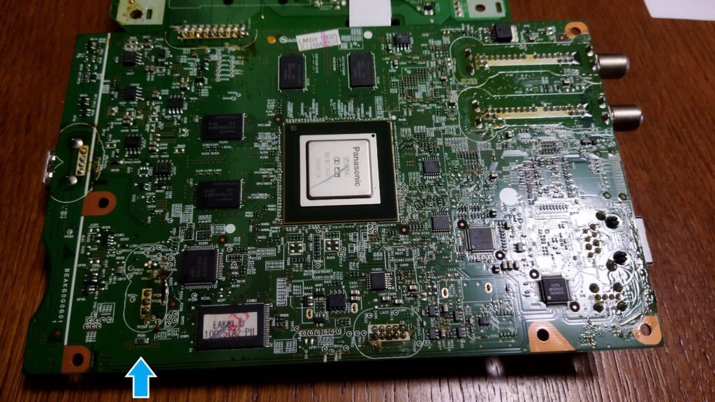 東芝ブルーレイ DBR-T350 基盤の裏側 12時から15時方向に回転 左下の矢印に注目