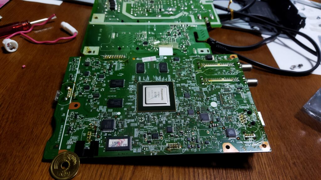 東芝ブルーレイ DBR-T350 基盤の裏側 小さい部品 PK01 252 周りのスルーホールを保護しました。 基盤全体を見ます。