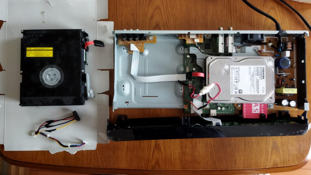 東芝ブルーレイ DBR-T350 HDD SATA ケーブルの取り付け その1