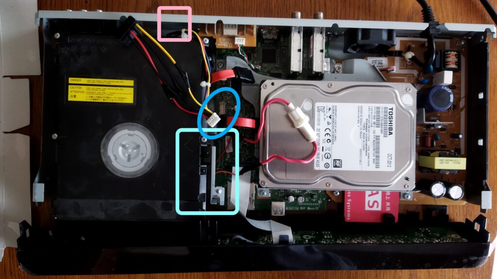 東芝ブルーレイ DBR-T350 HDD SATA ケーブルの取り付け その2