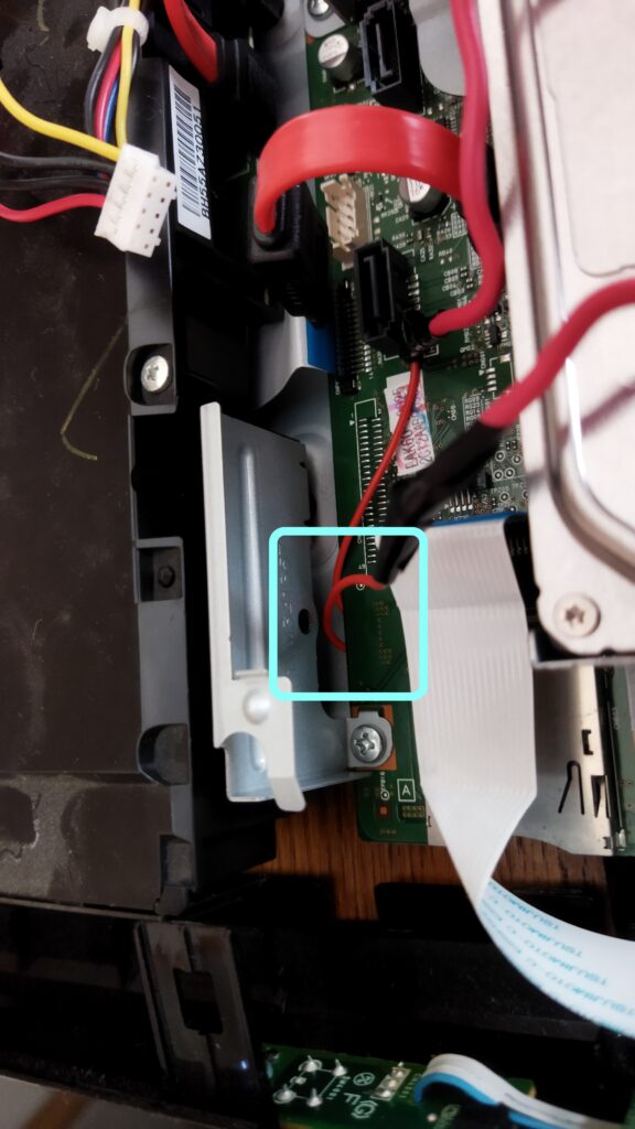 東芝ブルーレイ DBR-T350 HDD SATA ケーブルの取り付け その3