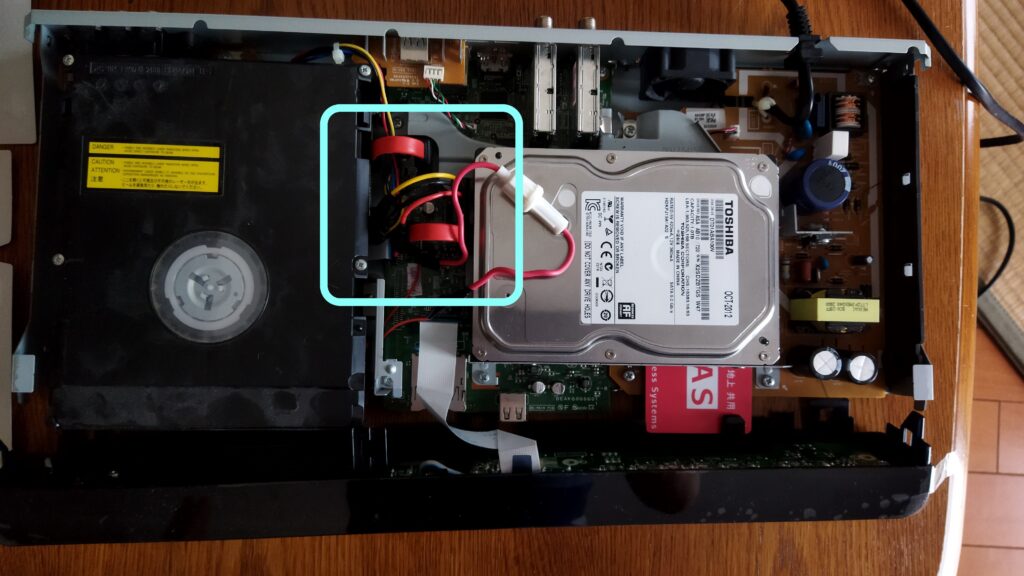 東芝ブルーレイ DBR-T350 HDD SATA ケーブルの取り付け その4