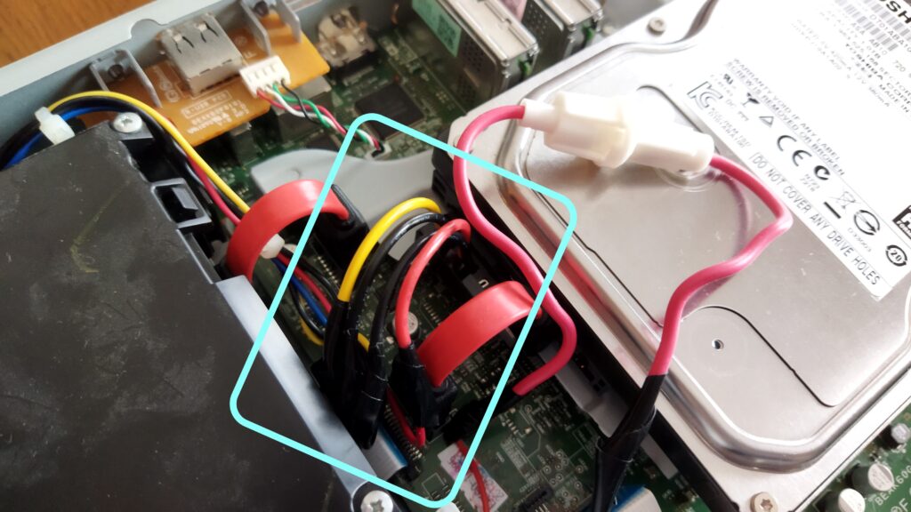 東芝ブルーレイ DBR-T350 HDD SATA ケーブルの取り付け その5