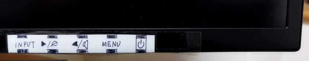 iiyama ProLite X2474HS ディスプレイ 裏面のスイッチ位置メモを貼り付け1